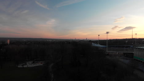 Dolly-Aéreo:-Drone-Volando-Sobre-El-Estadio-De-Fútbol-Crystal-Palace-Durante-La-Puesta-De-Sol