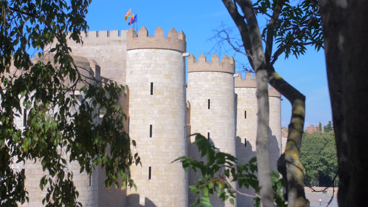 histórico y famoso palacio de la aljafería durante el día en zaragoza, aragón, españa