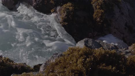 Marea-Entrante-De-Agua-Clara-Del-Océano-Llenando-Una-Piscina-De-Marea-Durante-La-Noche