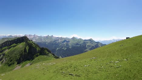 flug in richtung schweizer berge bei fronalpstock, schweiz, europa