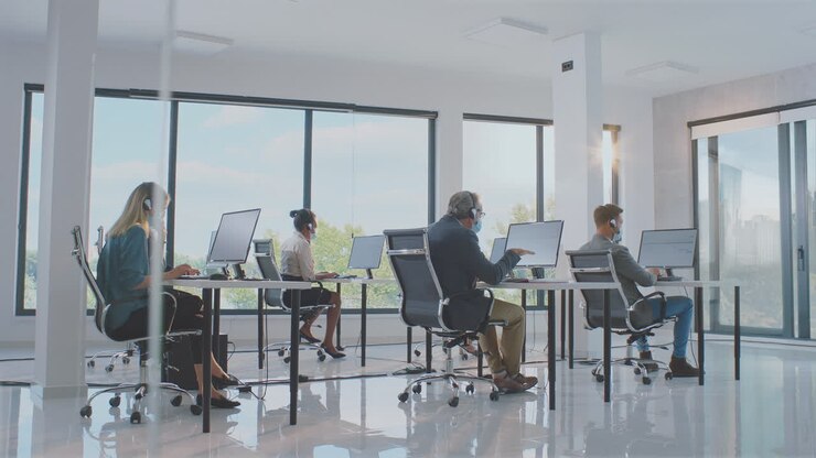 Operatori di call center in un ufficio moderno