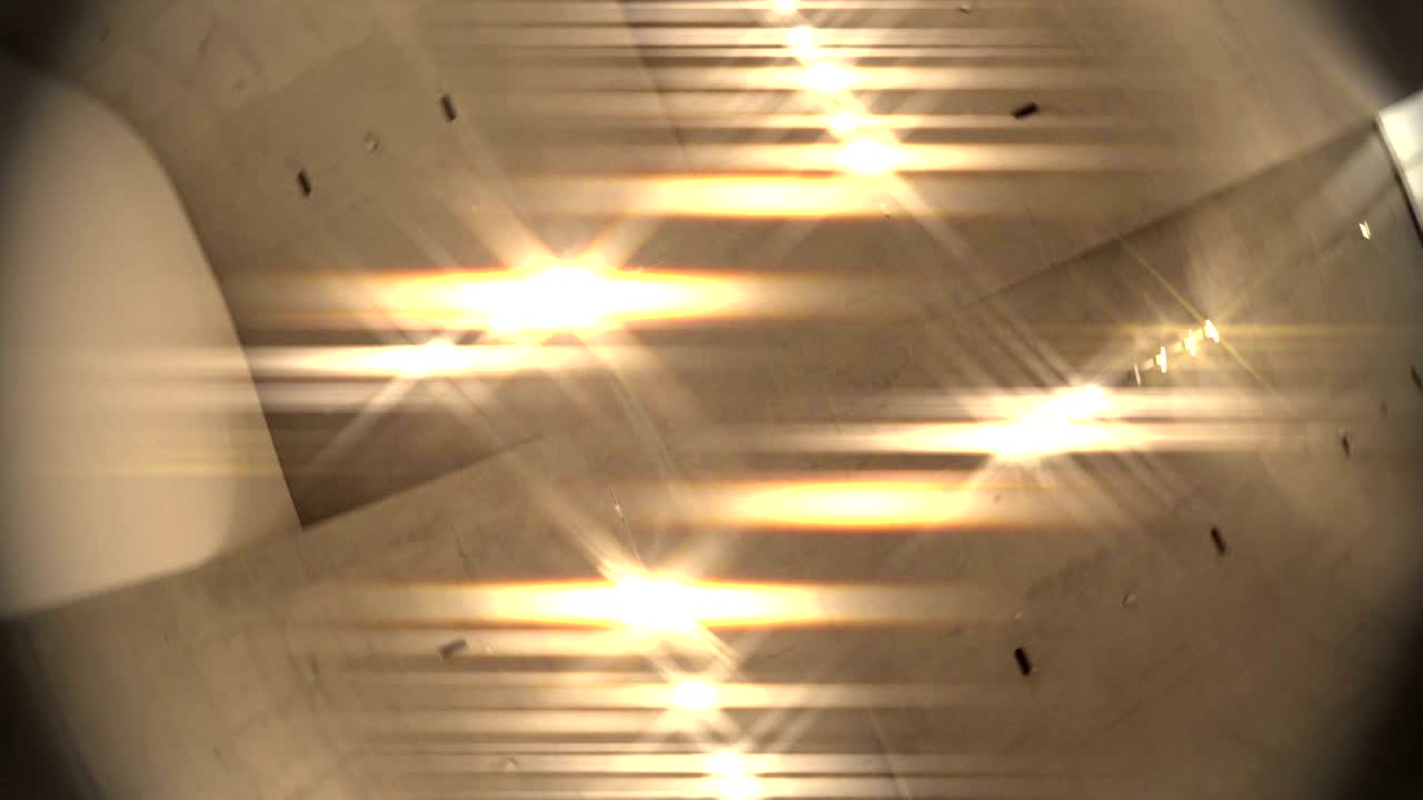 아래에서 많은 회전하는 불빛이 아오르고 있습니다.