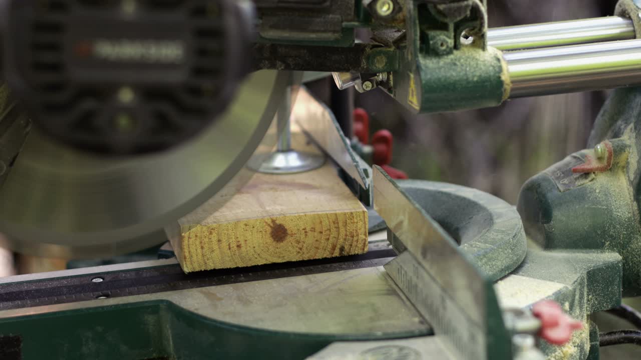 Miter saw cross cut close up