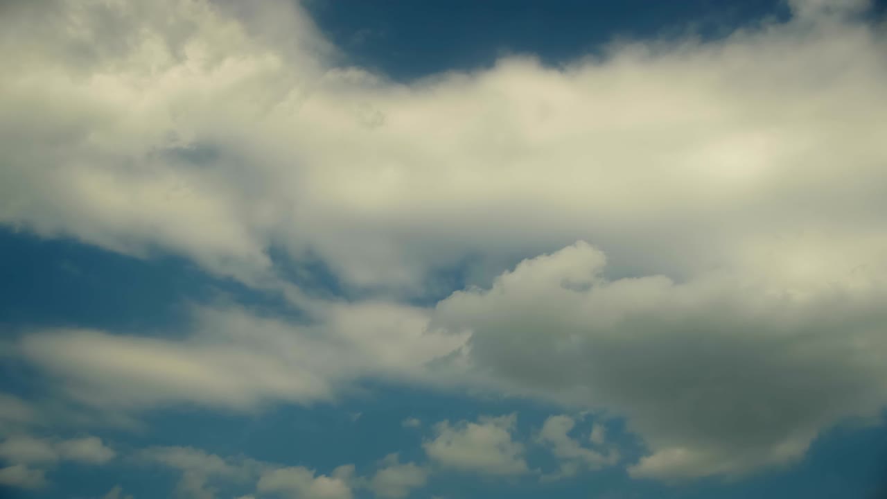 las nubes se mueven en el cielo azul.