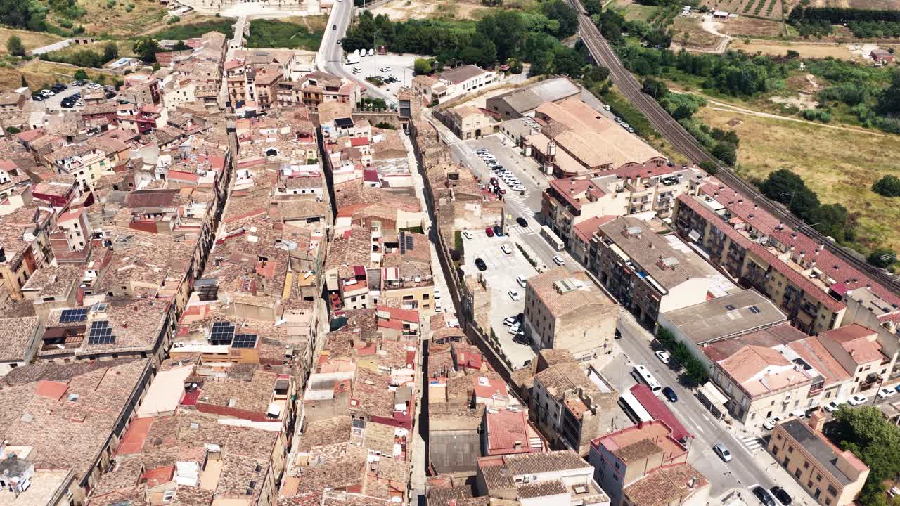 Vista aérea de un pueblo europeo con tejados y calles