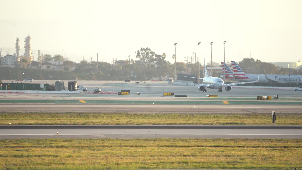 느슨한 공항에 비행기 착륙