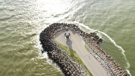 Vista-Aérea-Que-Rodea-Un-Faro-De-Faro-Do-Molhe-Da-Barra-De-Itajai,-Santa-Catarina,-Brasil