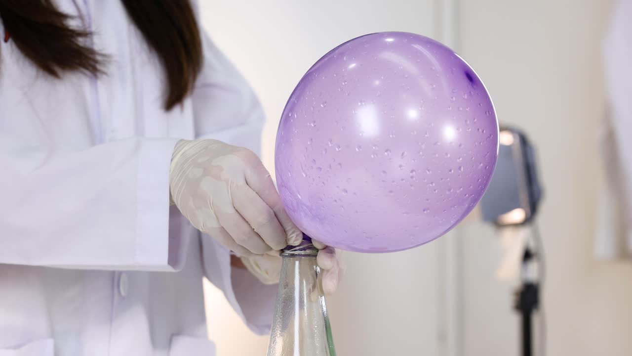 el globo se infla con bicarbonato de sodio y vinagre.