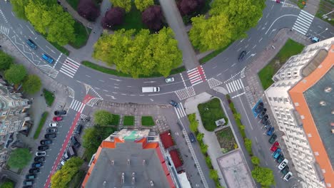 Ein-Weißer-Lieferwagen-Fährt-Durch-Einen-Großen-Kreisverkehr