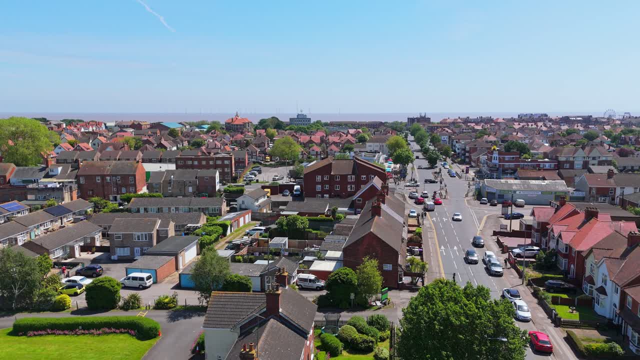 Vista aerea di una zona residenziale di una città costiera in una giornata di sole