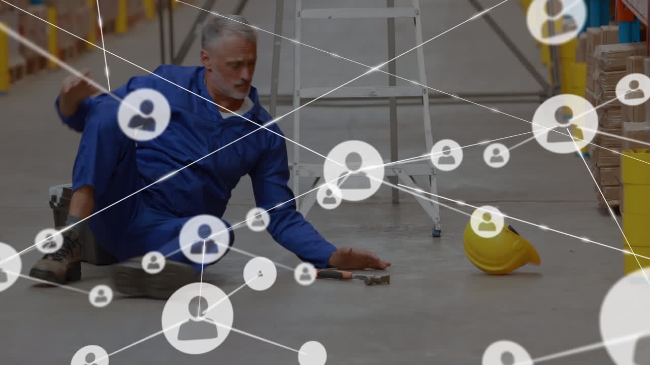 창고에서 일하는 동안 떨어지는 사람에 대한 연결 네트워크의 애니메이션