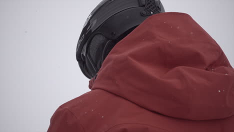 chaqueta roja y casco negro de un esquiador en los alpes suizos durante un día de nieve