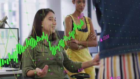 animación de diagramas sobre diversos colegas discutiendo el trabajo en la oficina