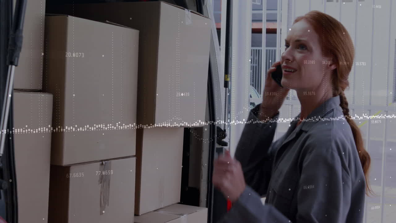 animación de gráficos financieros sobre una mensajera caucásica con paquetes usando un teléfono inteligente