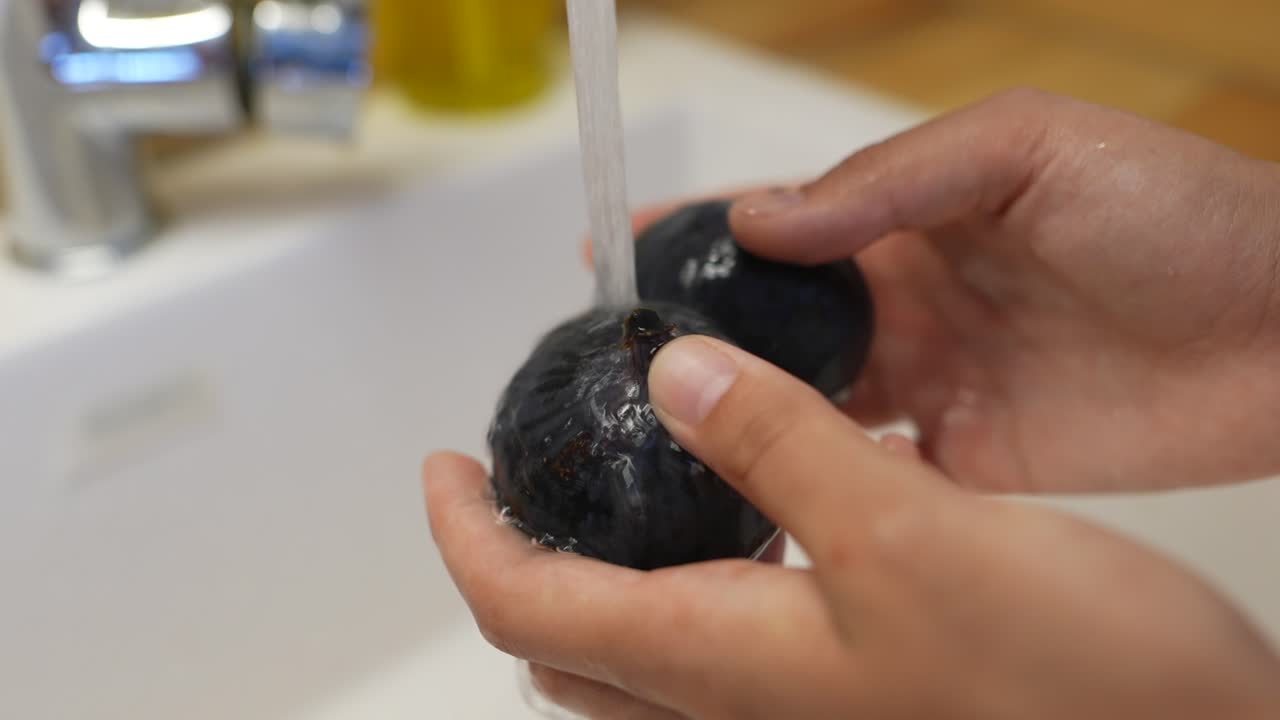 Washing Figs