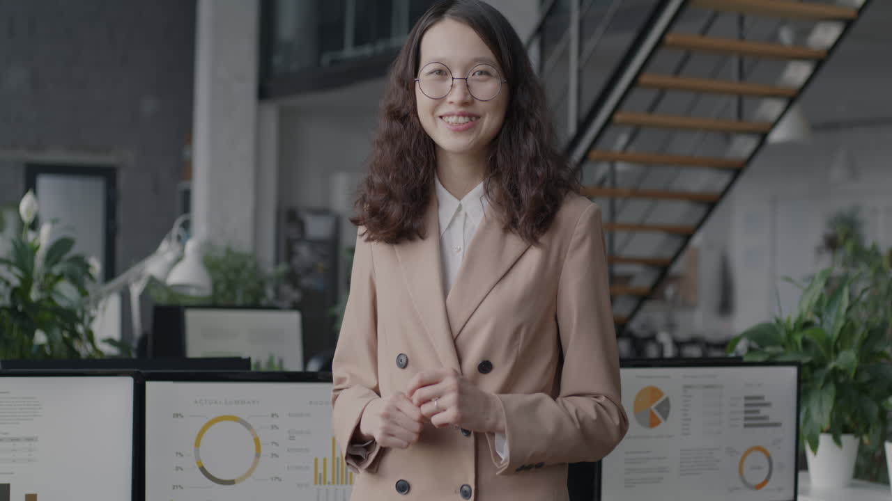 mujer de negocios en la oficina moderna