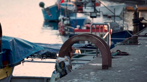 escalera para el río en el muelle, cinematográfica 4k