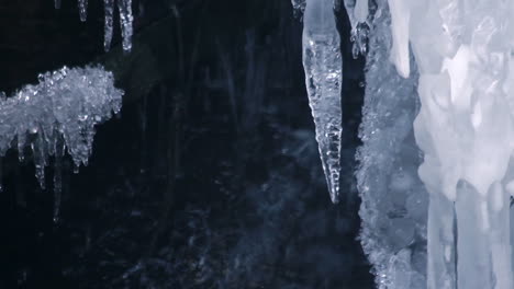 Carámbanos-Y-Gotas-De-Agua.-Cascada-De-Invierno.-Carámbanos-De-Invierno.-Hielo-Derritiéndose