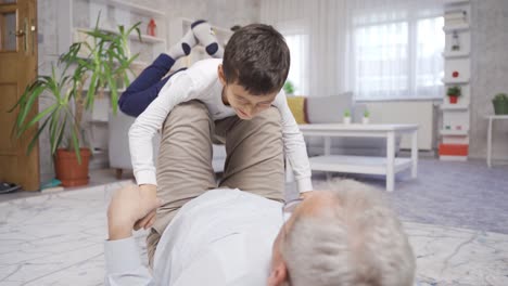 padre y hijo felices jugando juegos en casa y pasando un buen rato.