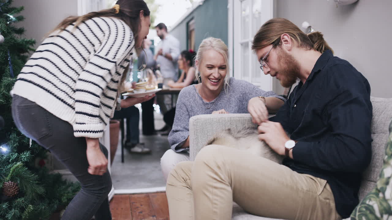 포옹하러 와서 음식을 먹으러 가세요