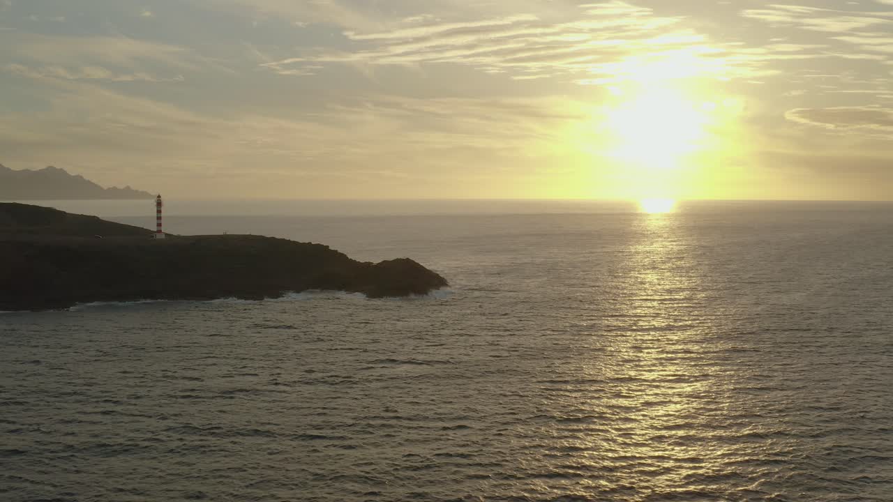 drone tiro panorama de um farol na hora de ouro com oceano e sol
