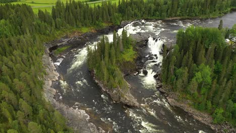 la cascada de ristafallet en la parte occidental de jamtland está catalogada como una de las cascadas más hermosas de suecia.