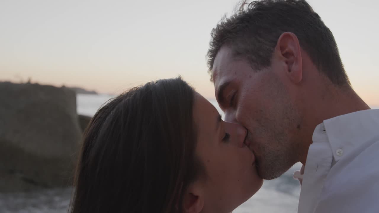 молодая взрослая пара отдыхает на берегу моря.