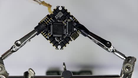 fabricación de drones, chips, soldaduras, reparaciones, mecánicos y placas base