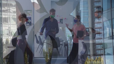 animación de formas sobre diversas personas de negocios que usan máscaras faciales en la oficina