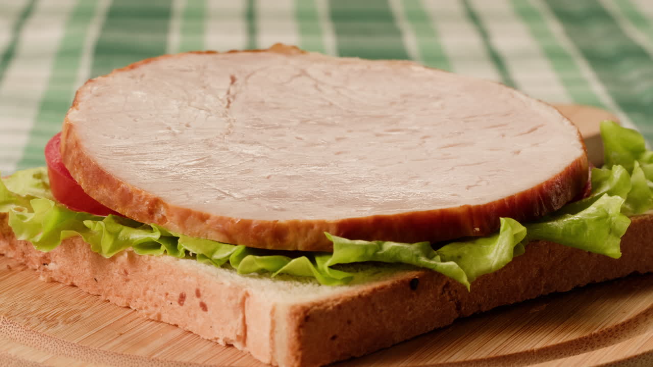 haciendo un sándwich de jamón y queso