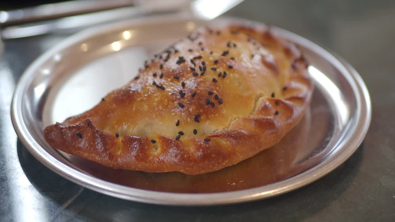 Delicioso pastel horneado con semillas de sésamo negro en un plato