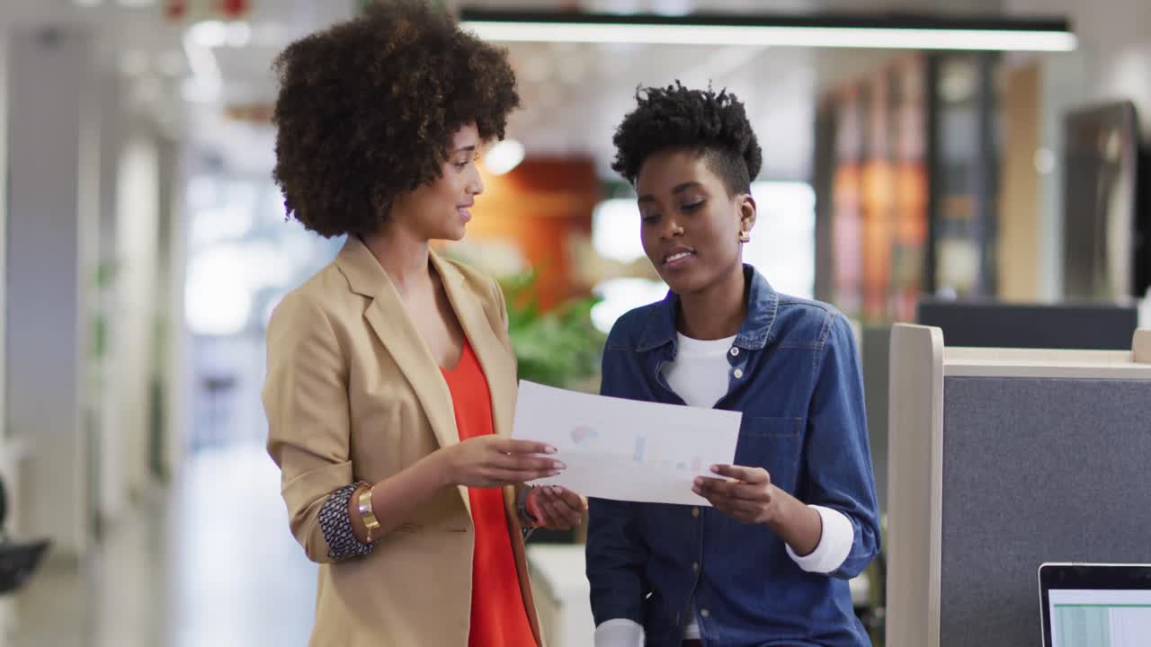 video de diversas mujeres empresarias trabajando en un proyecto y hablando