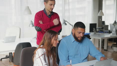 grupo de jóvenes que trabajan en oficinas modernas.