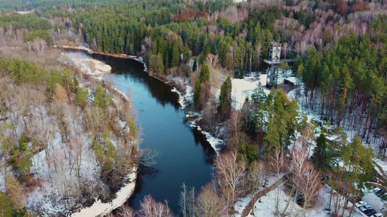 Ilmakuva Anykščiai Laju Takas -latvustokävelyreittikompleksista, jossa on kävelysilta, tiedotuskeskus ja näkötorni. Se sijaitsee Anykščiaissa, Liettuassa lähellä Sventoji-jokea.