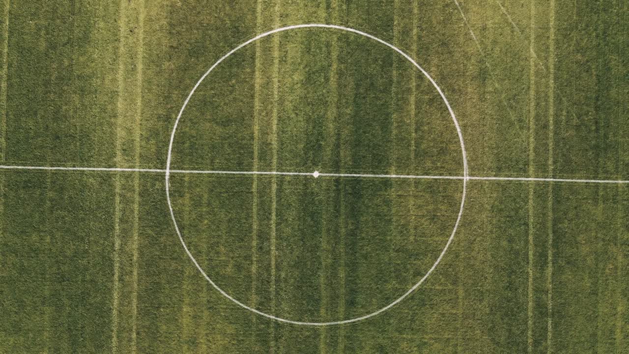 Tampilan atas, pemandangan udara lapangan sepak bola saat matahari terbenam, diambil dengan Drone.