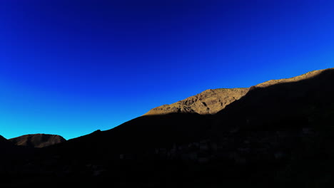 hermoso timelapse del amanecer que revela lentamente las montañas y una ciudad en el valle