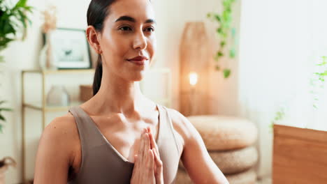mujer meditando en una pose de yoga doméstica pacífica