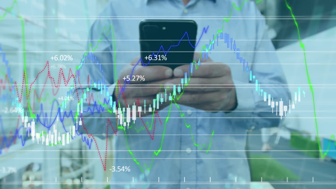 animación de un empresario que utiliza un teléfono inteligente con procesamiento de datos financieros