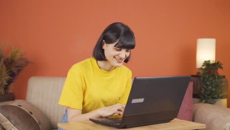 Mujer-Charlando-En-La-Computadora-Portátil.