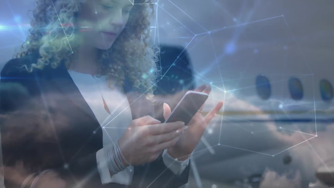 animación de redes de conexiones a través de una mujer de negocios caucásica que usa un teléfono inteligente en el aeropuerto