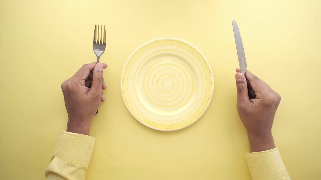 노란색 배경 에 식구 가 있는  빈 접시