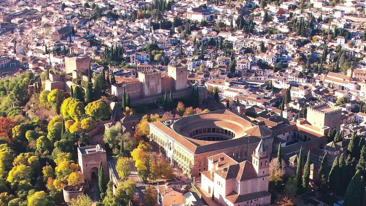 Explorando as vistas de Granada com seus edifícios históricos e sua cultura