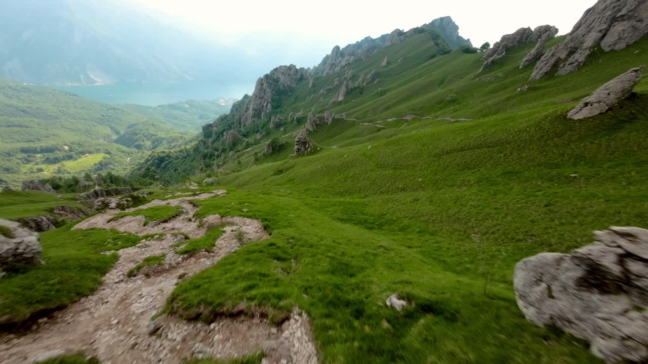 Paesaggio montano in estate, prati verdi, Monte Grignetta, Alpi italiane, drone aereo FPV