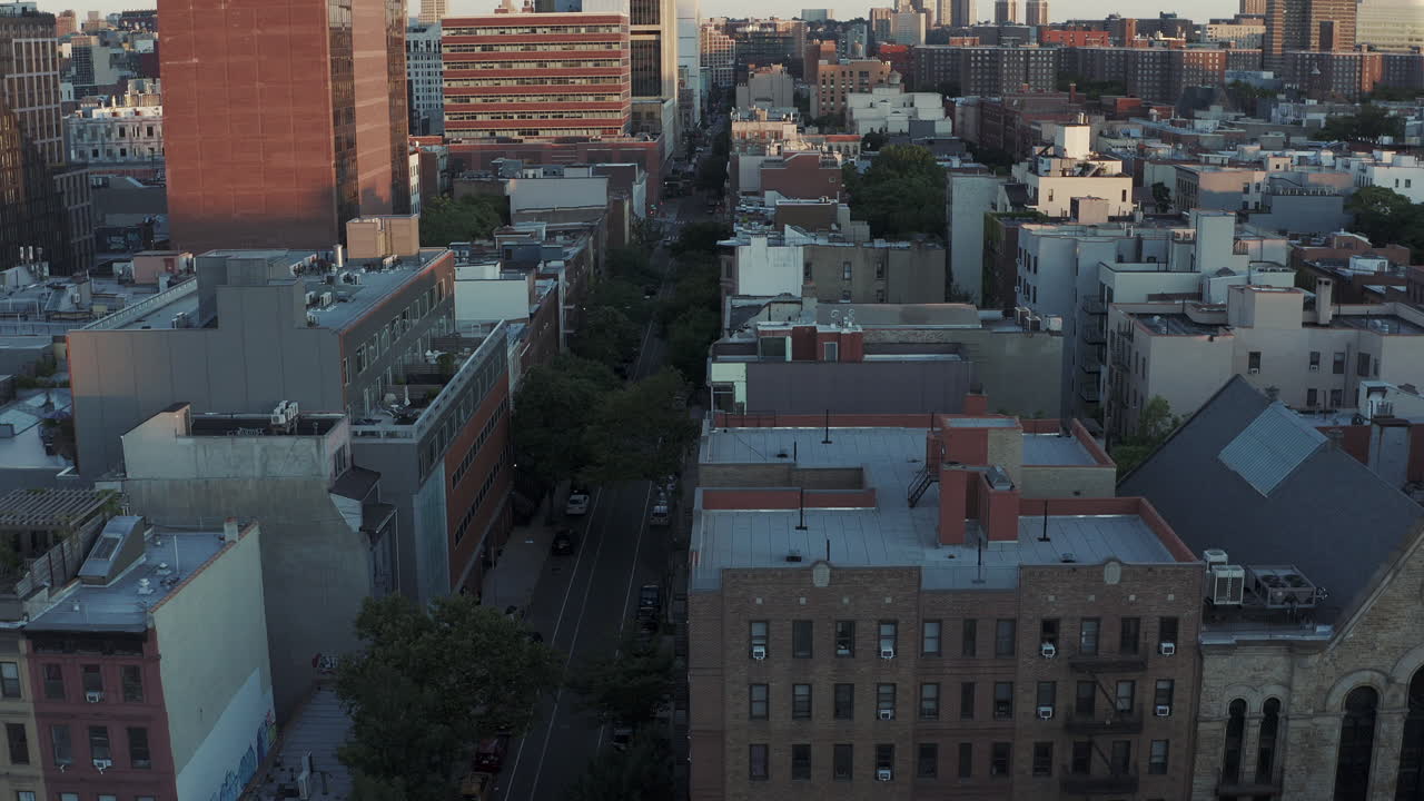 vuelo aéreo lento e incline hacia arriba mirando hacia la calle 126 en harlem nyc justo después del amanecer