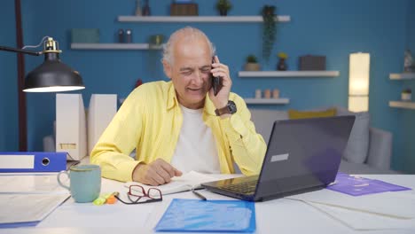 Anciano-Trabajador-De-Oficina-En-Casa-Hablando-Por-Teléfono-Felizmente.