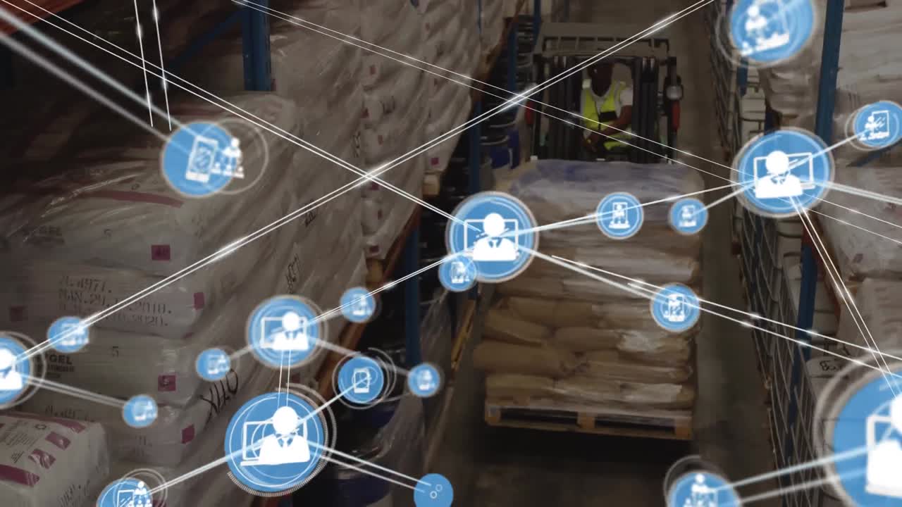 animación de iconos conectados por líneas sobre un trabajador afroamericano conduciendo una carretilla elevadora en un almacén.