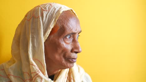 retrato de perfil de una mujer anciana