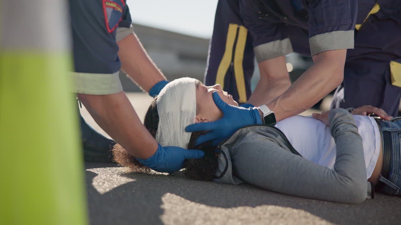 Ambulancepersonale, kvinde og nødsituation på vejen
