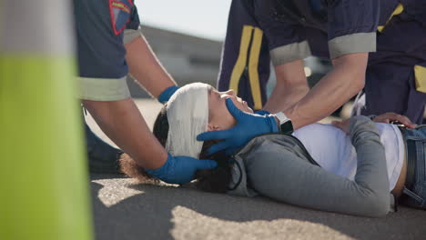 Equipo-Paramédico,-Mujer-Y-Emergencia-En-Carretera.