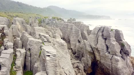 vista de drone das rochas de panqueca no ponto dolomita, punakaiki, nova zelândia